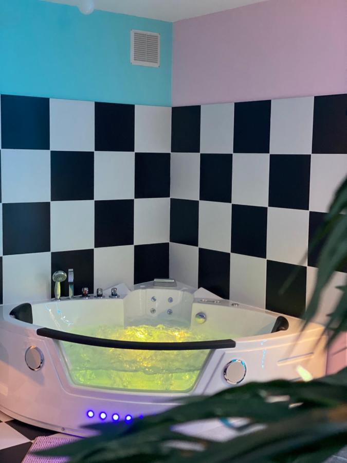 Capsule Miami Vice - Jacuzzi - Billard - Ecran Cinema & Netflix - Ping-Pong - Nintendo & Jeux- Lievin Ngoại thất bức ảnh